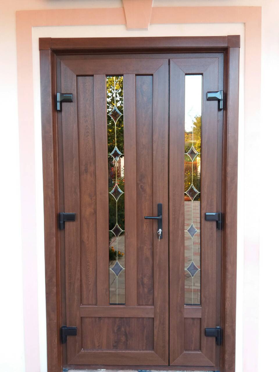 Дверь входная ПВХ со стеклопакетом